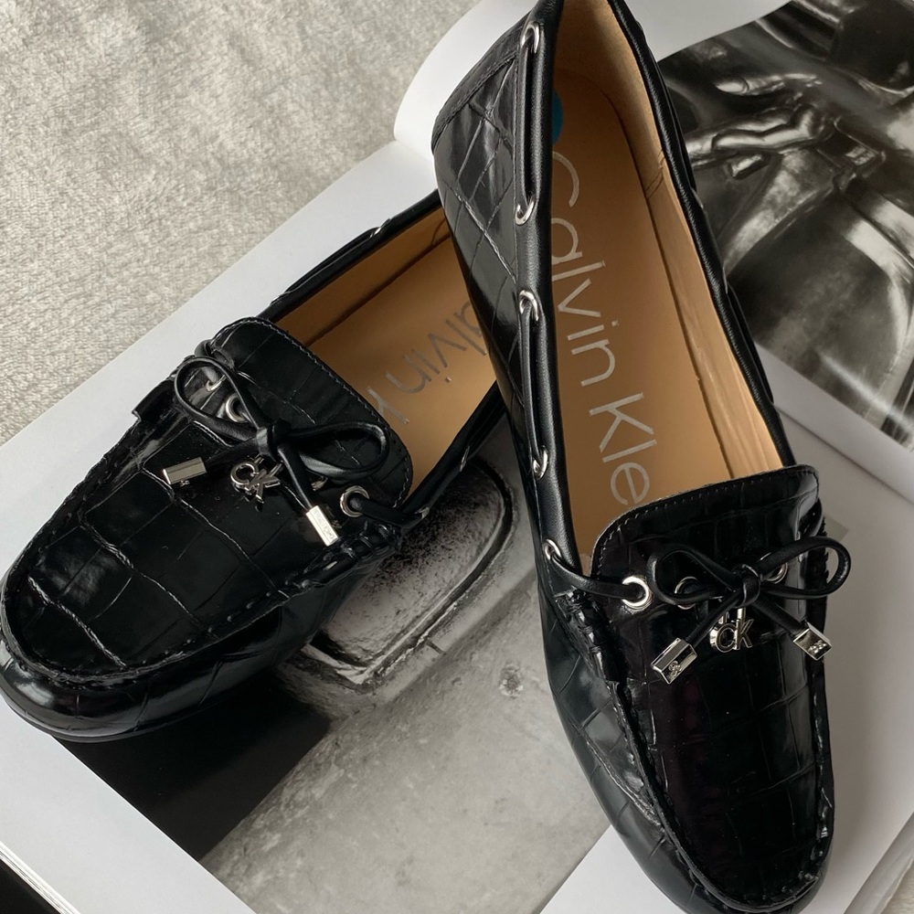 Calvin Klein Black Levena Penny Loafer Patent Croc Embossed Bow Tassel 7.5 NWOT